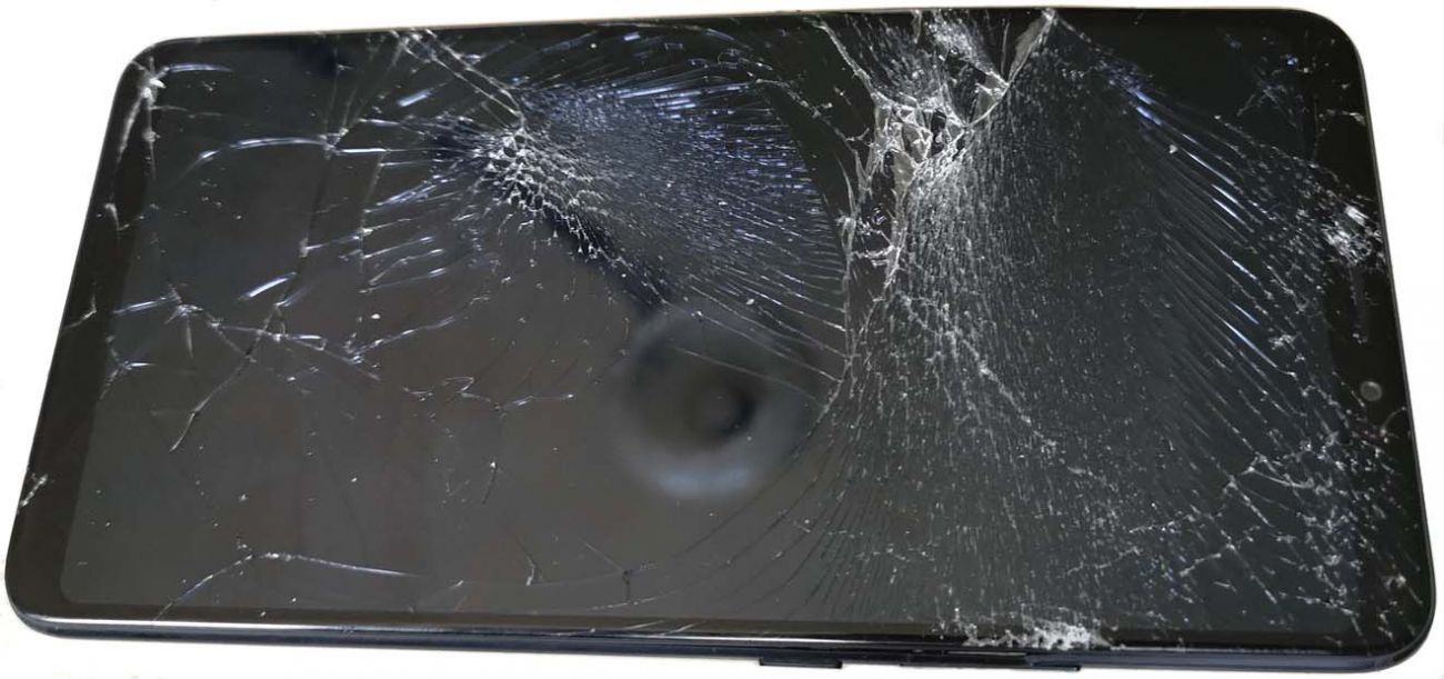 Чаще всего при падении повреждается экран смартфона. Но выйти из строя могут и внутренние детали. Без их замены в СЦ запустить телефон не получится.